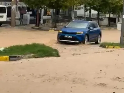 Sağanak sonrası kent sokakları bu hale geldi - fotoğraf 2