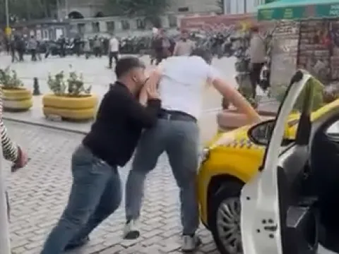 İstanbul'da yolcu kavgası! İki taksici birbirine girdi - fotoğraf 1
