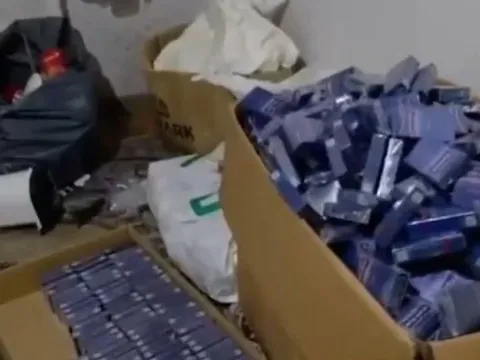 Evi fabrikaya çevirmişler: 120 bin dolu makaron ve tütün fırını ele geçirildi - fotoğraf 4