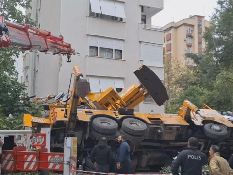Devrilen vinç 11 katlı binaya çarptı - fotoğraf 1