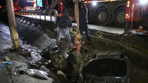 Direğe çarpan otomobil parçalandı: 2 ölü