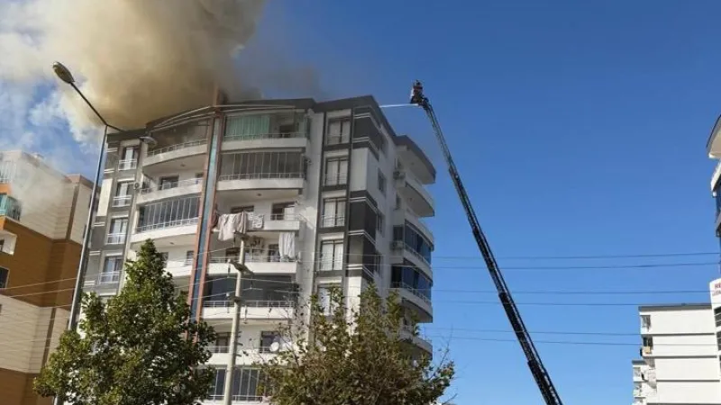 Diyarbakır’da 8 katlı binanın çatısında yangın: 7 kişi kurtarıldı