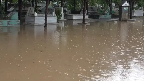 Diyarbakır’da sağanak yağış sonrası kabirler sular altında kaldı