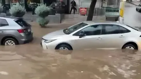 Diyarbakır'da yollar göle döndü