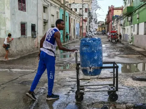 Küba'da milyonlarca kişi susuz kaldı. Halk kuyu kazıyor - fotoğraf 1