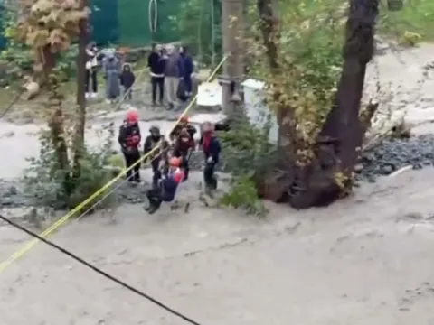 Sapanca'da dere taştı! 2’si çocuk 8 kişi AFAD tarafından kurtarıldı - fotoğraf 5