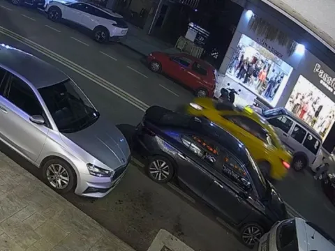 Kıskançlık kavgası kamerada! Eşiyle ilişki yaşadığını öne sürdüğü kadını hastanelik ettiler - fotoğraf 4