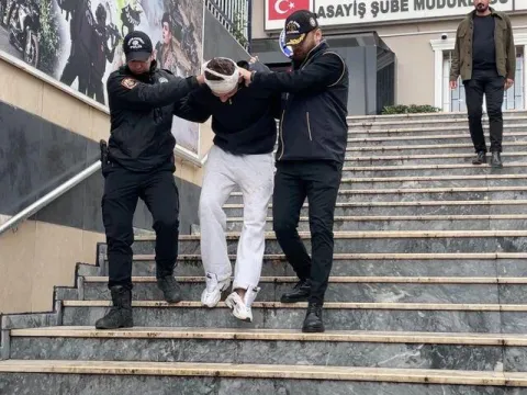 Sahte kimlikle ameliyat masasında yakalandı - fotoğraf 2