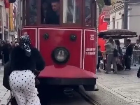 Akılalmaz sorumsuzluk: Video çeken kadın bebek arabasını tramvayın önüne sürdü! - fotoğraf 1