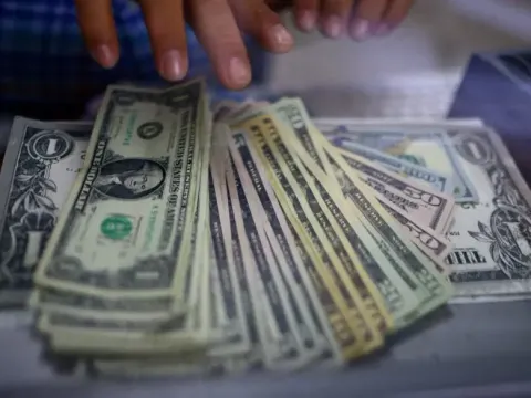 Piyasalar alarmda. Dolar son bir buçuk yılın en yüksek seviyesine çıktı - fotoğraf 1