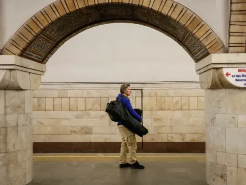 Game of Thrones yıldızı sirenler çalınca metro istasyonuna sığındı, katlanır yatakta sabahladı - fotoğraf 1