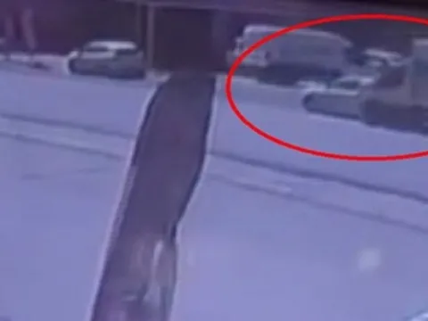 Saniyelerle kurtuldu! Kamyonetin ok gibi saplandığı kaza kamerada - fotoğraf 4