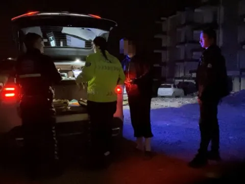 'Dur' ihtarına uymayıp polisten kaçtılar! Otomobildeki 2 kişi ‘sürücü ben değilim’ diyerek tekme-tokat kavga etti - fotoğraf 5