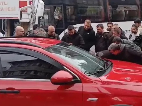 Kaza yerinde kalpleri ısıtan yardım: Anne ve kızına vatandaşlar şemsiye tuttu - fotoğraf 3