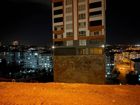 Toprak kayması sonrası yamaçta inşa edilen 17 katlı binanın temeli ortaya çıktı - fotoğraf 2