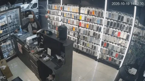 Dükkanı boş gören hırsız, telefonları alıp kayıplara karıştı