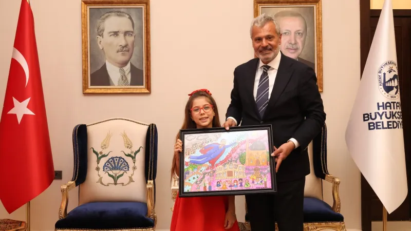 DÜNYA BİRİNCİSİ MİNİK RESSAM ASYA’NIN SÜPER KAHRAMANI: BAŞKAN ÖNTÜRK