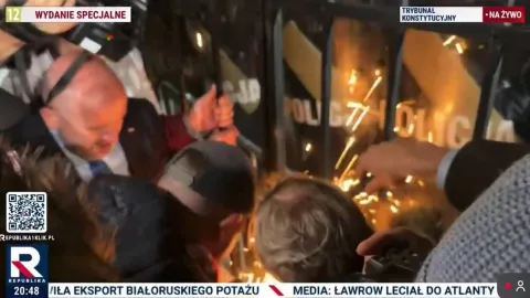 Dünya Polonya'daki darbe ile uyandı: Anayasa mahkemesine testereyle girdiler