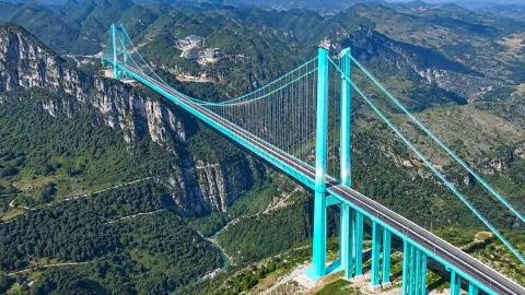 Dünyanın en yüksek köprüsü ziyaretçi akınına uğradı: Sayı 3,3 milyona ulaştı