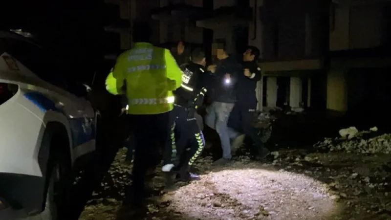 'Dur' ihtarına uymayıp polisten kaçtılar! Otomobildeki 2 kişi ‘sürücü ben değilim’ diyerek tekme-tokat kavga etti