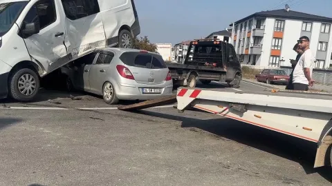 Düzce’de otomobil ile minibüs çarpıştı: Araçlar park halindeki otomobile çarparak durdu