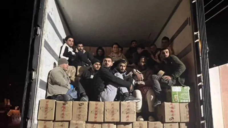 Düzensiz Göçmenler TIR'da Yakalandı