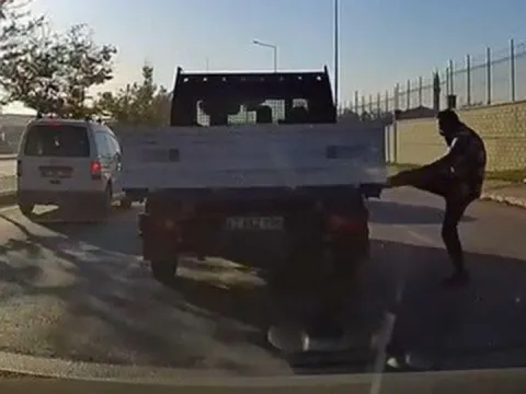 Kamera görüntüsü çıktı... 180 bin TL'lik tekme attı! - fotoğraf 1