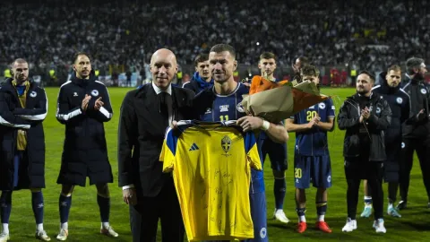 Dzeko'dan duygusal veda! Attığı gol iptal edildi