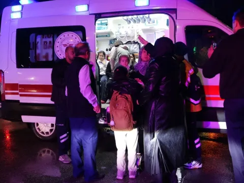 Burdur’da öğrenci servisi ile otomobil çarpıştı: 12 öğrenci hastaneye götürüldü - fotoğraf 2