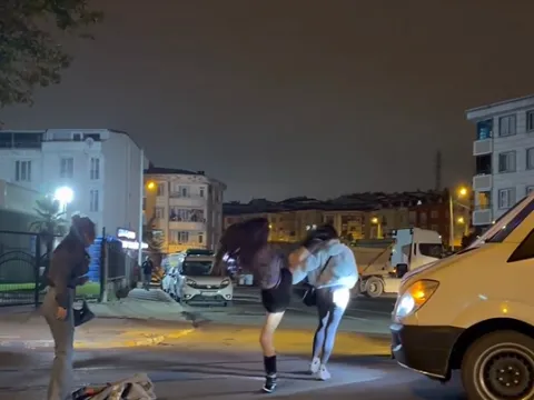 İstanbul'da erkeklerin şaşkınlıkla izlediği kadın kavgası: "Bu kick boksçudur hee" - fotoğraf 2