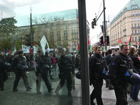 Berlin'de binlerce kişiden gösteri - fotoğraf 1