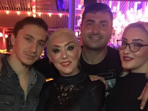 Şarkıcı Güllü'nün ölümüyle ilgili davada kızına ağırlaştırılmış müebbet hapis cezası verildi - fotoğraf 1
