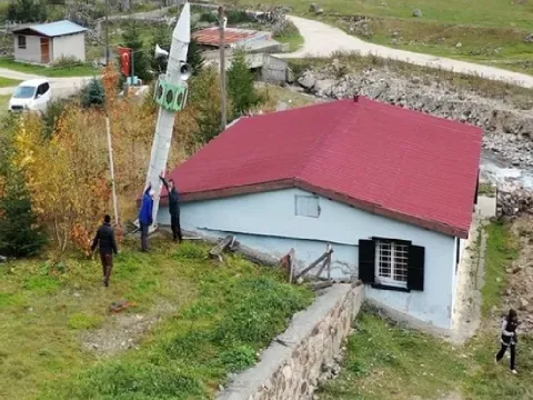 15 yıldır  uyguluyorlar: Her kış gelmeden minareyi yere yatırıyorlar - fotoğraf 2