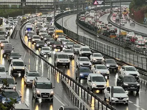 SON DAKİKA... İstanbul'da sağanak etkili oldu! Yollar göle döndü - fotoğraf 1