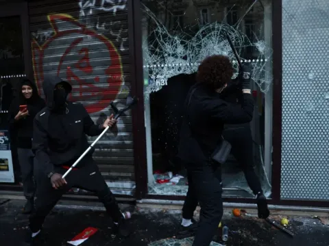 Milyonluk saatler tezgahlarda satılıyor - fotoğraf 1