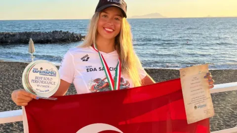 Eda Savcıgil, Catalina Kanalı'nı rekorla yüzdü
