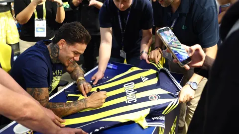 Ederson, imza gününde taraftarla buluştu!