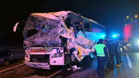 Edirne'de tur otobüsü, TIR'a arkadan çarptı: 10 yaralı