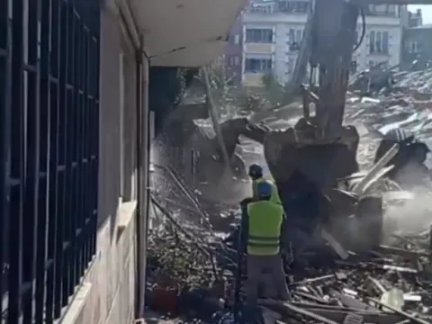 İstanbul'un göbeğinde facianın eşiğinden dönüldü: 7 katlı bina saniyeler içinde böyle çöktü! - fotoğraf 1