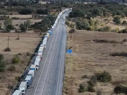 Hamzabeyli Sınır Kapısı'nda TIR kuyruğu 30 kilometreyi buldu - fotoğraf 4