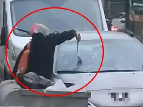 O anlar kamerada... Tartıştığı eşinin otomobiline çekiçle daldı - fotoğraf 1