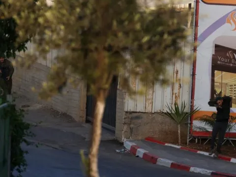 Batı Şeria'da Hamas'ın üstlendiği saldırı sonrası İsrail ordusu bölgeyi kuşattı - fotoğraf 1