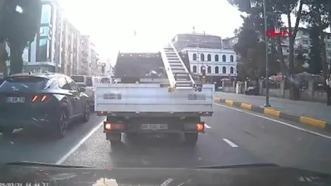 Elektrikli bisikletteki 2 öğrenciye minibüs çarptı