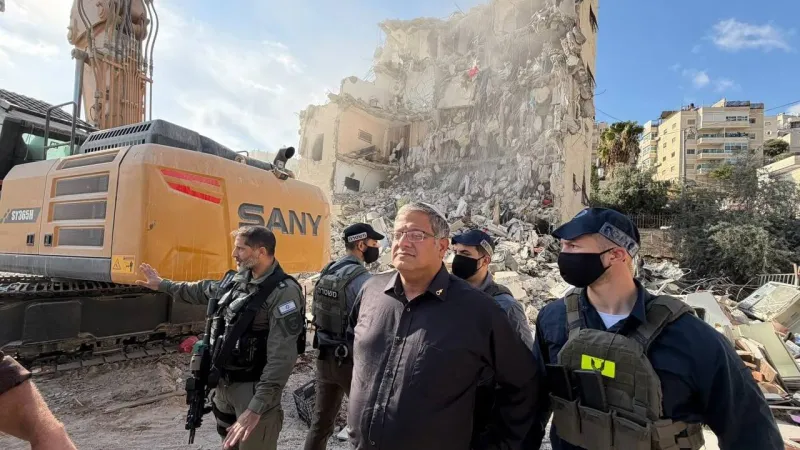 Eli kanlı İsrailli Bakan BenGvir, Filistinlilerin evlerinin yıkımına katılıp buldozerde poz verdi