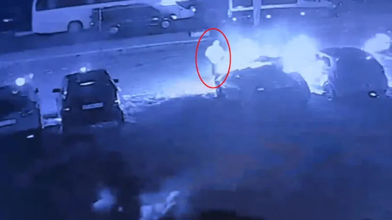 Elinde benzin bidonuyla geldi, galeriye ait 6 otomobili yaktı