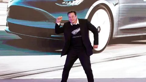 Elon Musk servetine servet kattı