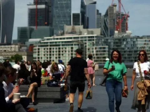 İngiltere'de kamu borcu ilk kez 3 trilyon sterlin sınırını geçti - fotoğraf 1