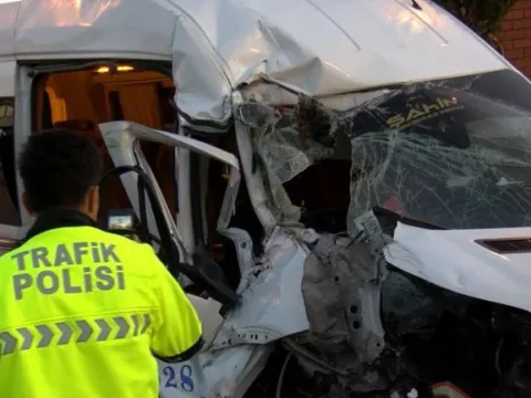 Arnavutköy'de minibüs kamyona çarptı: 9 yaralı - fotoğraf 1