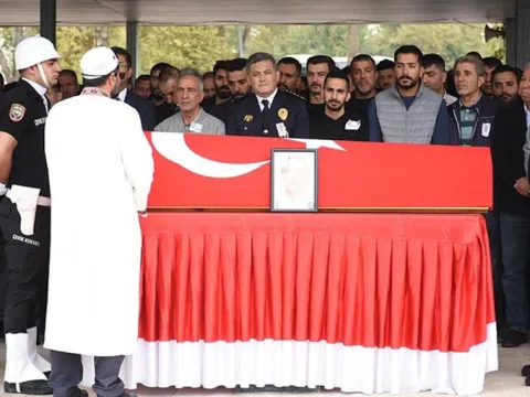 Alabora olan teknede yaşamını yitiren polis, toprağa verildi - fotoğraf 4