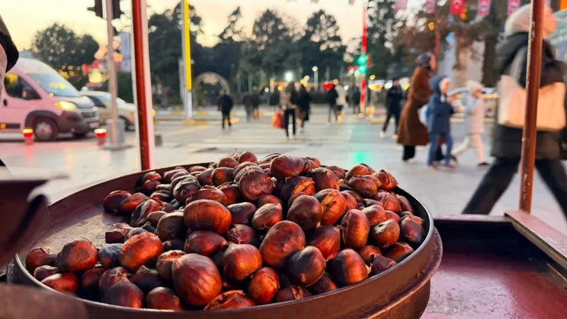 En popüler sokak lezzeti. Hava serinleyince tezgaha çıktı. Bir porsiyonu 100 lira